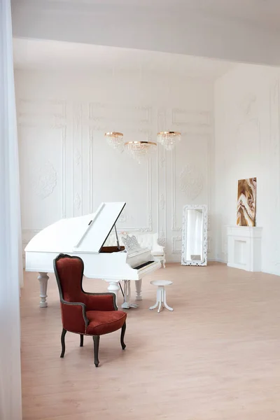 Riche intérieur de luxe d'une chambre de style classique avec mobilier vintage, grandes fenêtres, miroir, lustres et piano à queue. — Photo