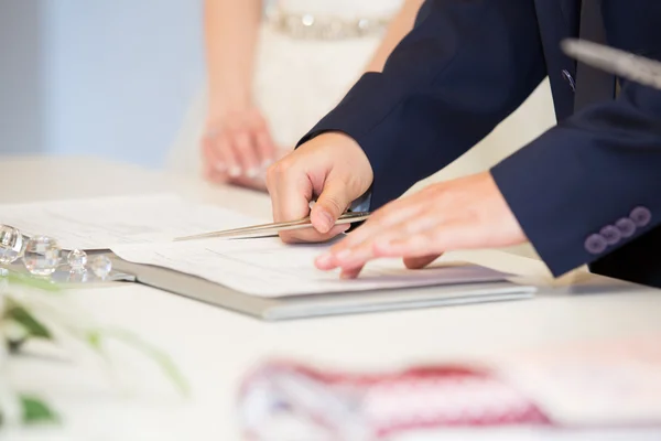 Groom signing wedding license — Stock Photo, Image