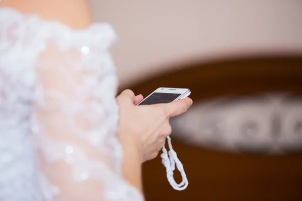 Bruid met mobiele telefoon — Stockfoto