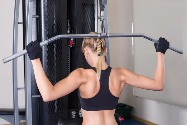 Rugspieren uitoefening door atletische vrouw — Stockfoto