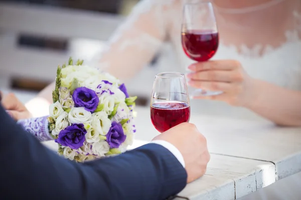 Happy couple celebrating their wedding — Stock Photo, Image