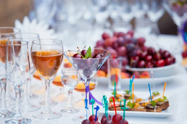Mesa de banquete con frutas, zumos y aperitivos de cerca —  Fotos de Stock