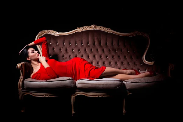 Elegante Frau posiert auf Sofa — Stockfoto