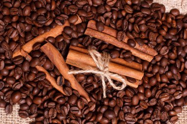 grãos de café torrados e canela