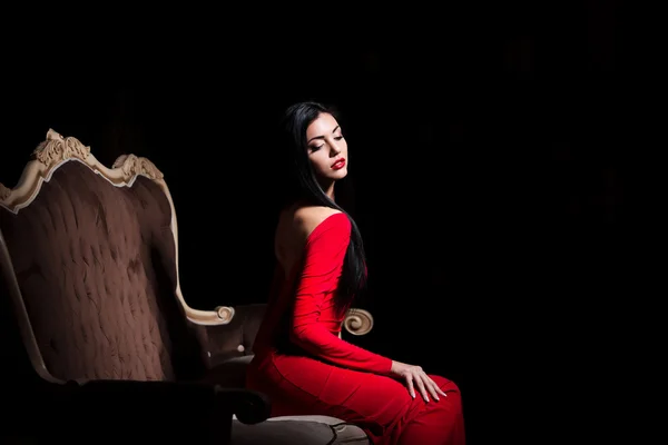 赤いドレスの官能的な女の子 — ストック写真