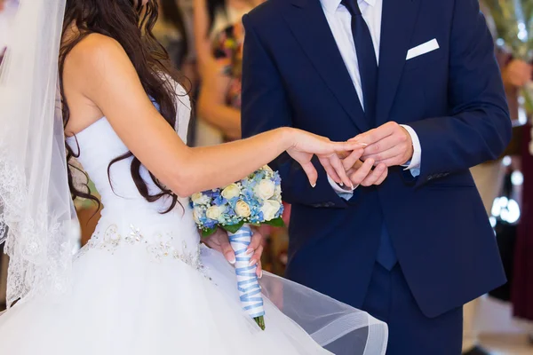 Sposa e sposo cambiando anelli — Foto Stock
