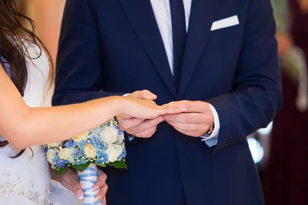 Feliz novia y novio cambiando anillos — Foto de Stock