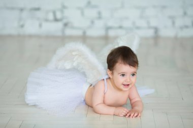 Melek kanatlı gülümseyen şirin bebek portresi