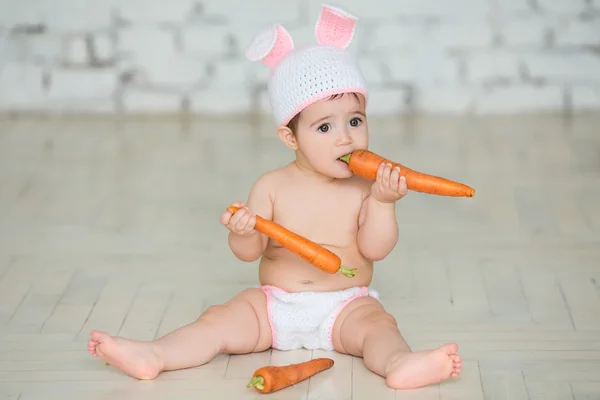 Şirin bir bebek portresi giyinmiş oturan Paskalya bunny kulaklarında ve