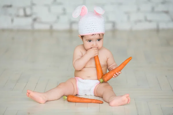 Paskalya tavşanı kulaklarında giyinmiş kadar şirin bir bebek portresi 