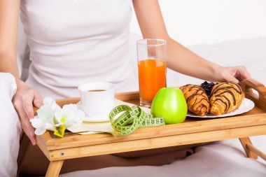 Yatakta sabahları sağlıklı kahvaltı
