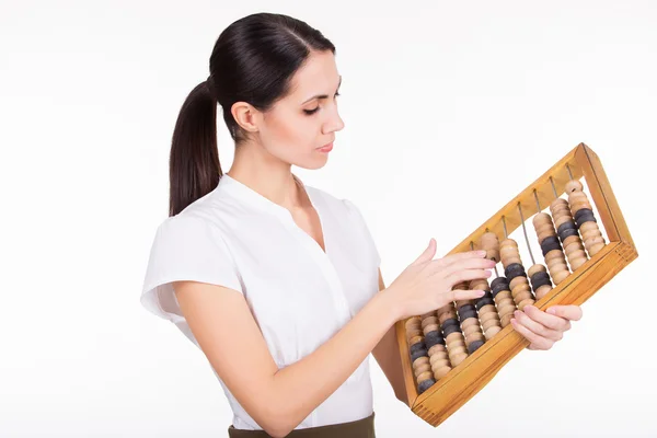 Geschäftsfrau rechnet Finanzen mit Abakus ab — Stockfoto