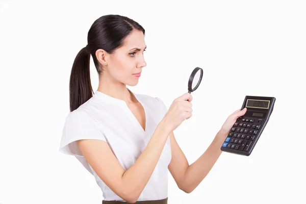 Wanita bisnis dengan kalkulator dan loupe — Stok Foto
