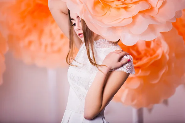 Porträtt av ung vacker flicka i papper blommor — Stockfoto
