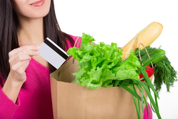 Hermosa mujer joven con tarjeta de crédito bolsa de papel con gr — Foto de Stock