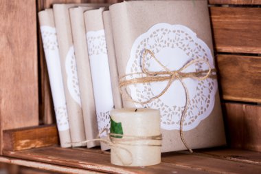 Kitaplar vintage ile ahşap kitap raf