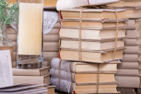 Oude boeken heap en candle — Stockfoto
