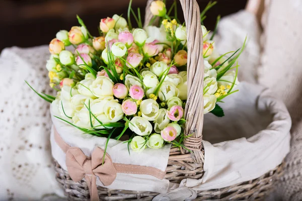 Koszyk z tulipanami — Zdjęcie stockowe