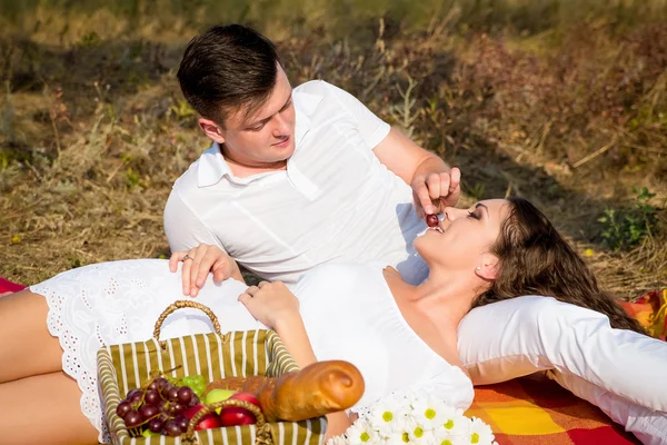 Casal fazendo um piquenique no parque — Fotografia de Stock