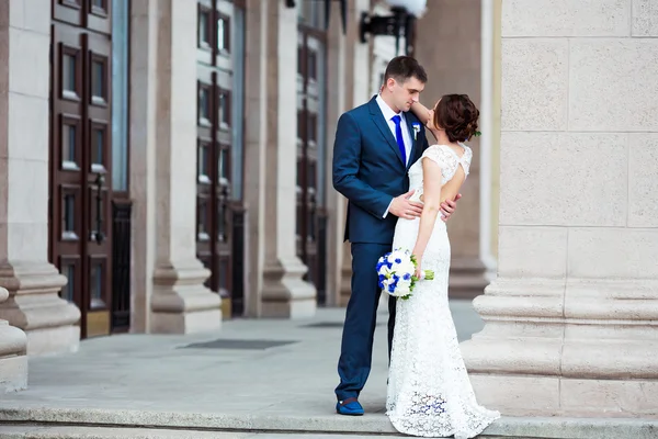 Bella ed elegante sposa e sposo il giorno del matrimonio — Foto Stock