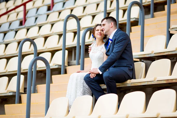 Bella coppia seduta e guardando la partita di calcio stadio stand — Foto Stock