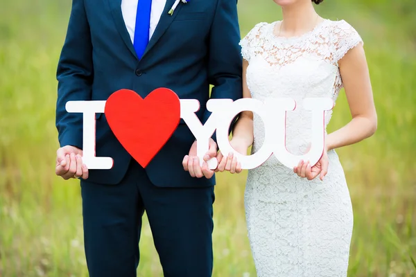 Coppia innamorata il giorno del matrimonio — Foto Stock