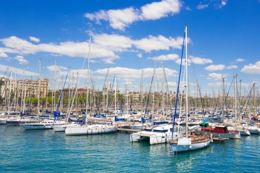 Yelkenli harbor, liman, modern su taşıma, yaz aylarında tatil, lüks yaşam tarzı ve zenginlik kavram güzel Yelkenli Yatlar