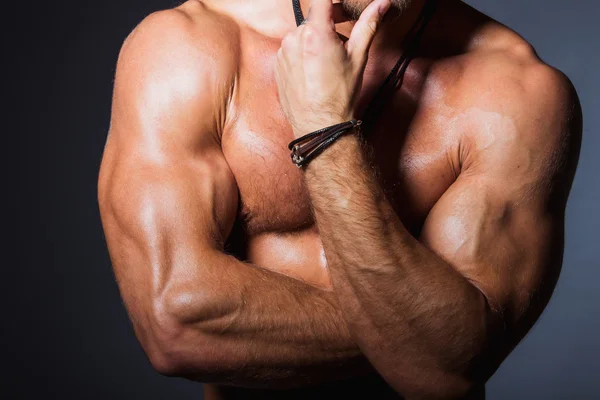 Perfect torso of young fitness man with strong biceps. Front view — Stock Photo, Image