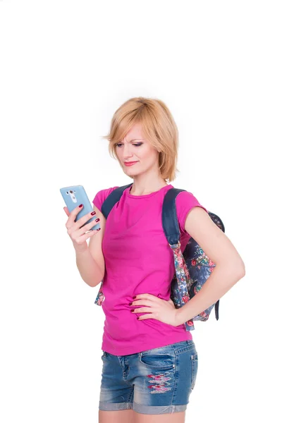 Junge schöne Frau, die ausdrucksstark nach Nachricht in ihrem Telefon sucht. moderne Kommunikation und Elektronik. — Stockfoto