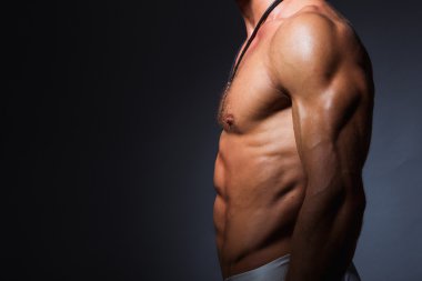 Sportif gencin mükemmel triceps kaslarına gösterilen kas ve formda gövde