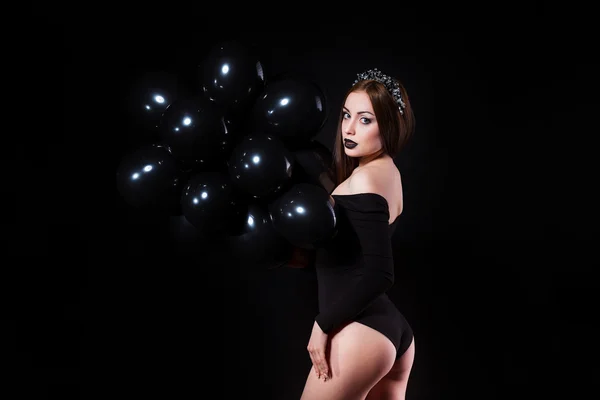 Schöne Mode-Modell mit perfekter Haut posiert in Dessous mit schwarzen Luftballons, tolles Make-up, Lippenstift, Wimpern, Augenbrauen, Frisur — Stockfoto