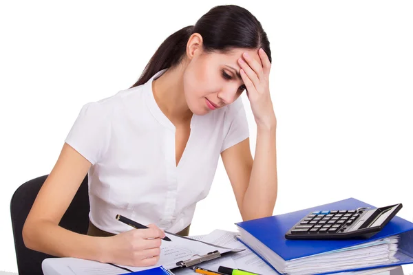 Jeune femme d'affaires travaillant dur au bureau, écrivant et calculant. Isolé sur blanc — Photo