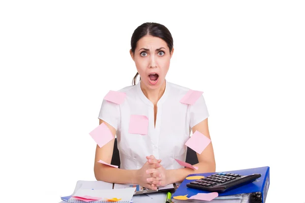 Giovane donna d'affari seduta stressata in ufficio con adesivi promemoria sulla camicia. Frustrazione sul lavoro. Gestione del tempo. Isolato — Foto Stock