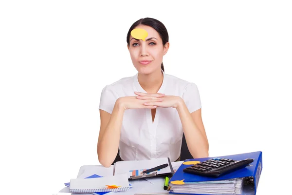 Junge Geschäftsfrau im Büro mit klarem Erinnerungsaufkleber im Gesicht, die eine Idee hat. isoliert — Stockfoto