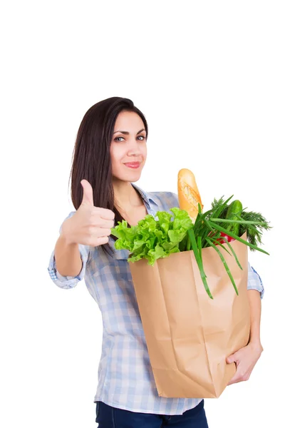 Mujer joven feliz sosteniendo bolsa de papel con comestibles. Cliente sonriente. Consumismo. Aislado sobre fondo blanco — Foto de Stock
