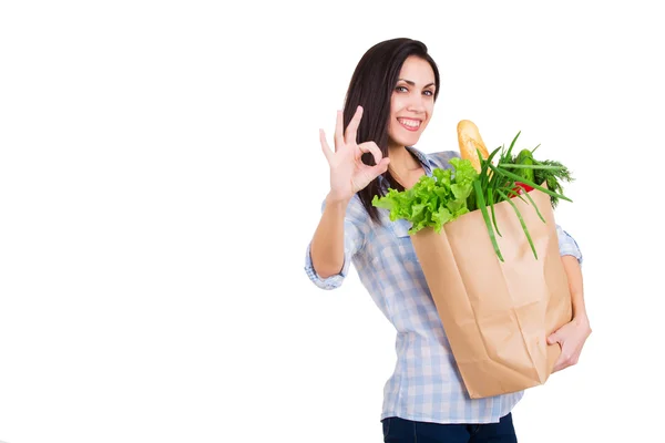 Mujer joven feliz sosteniendo bolsa de compras de papel con comestibles. Cliente sonriente. Consumismo. Aislado sobre fondo blanco — Foto de Stock