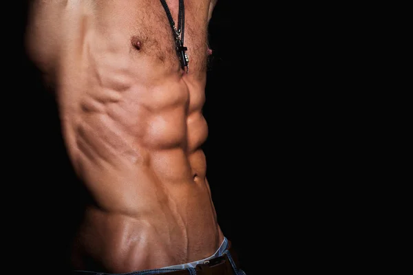 Torso muscolare e sexy di giovane uomo sportivo con addominali perfetti — Foto Stock