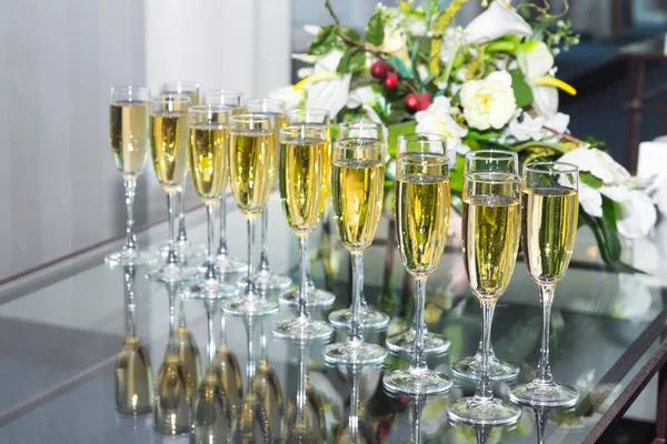 Elegantes copas con champán de pie en una fila —  Fotos de Stock
