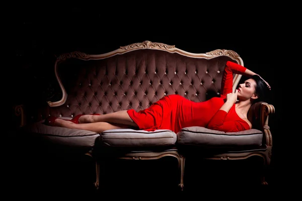 Elegant woman posing on sofa — Stock Photo, Image