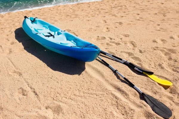 Kayak à la plage tropicale. Sport nautique pendant les vacances — Photo