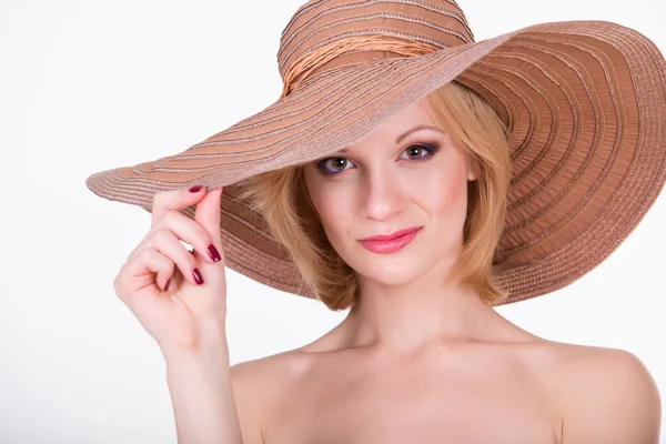 Porträtt av ung söt flicka i eleganta hatt. Isolerad på vit bakgrund — Stockfoto