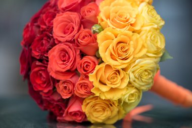 Zarif gelin çiçekler kırmızı, sarı ve turuncu Güllü.