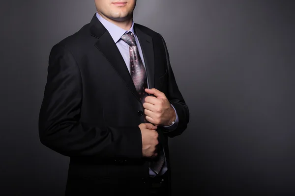 Homem elegante vestindo terno de moda. Empresário em vestuário formal — Fotografia de Stock