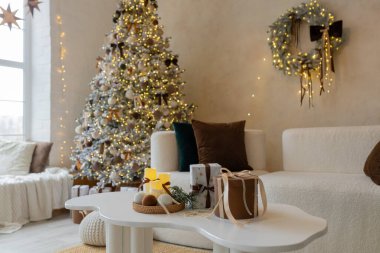 Süslü Noel ağacı, çelenk, hediyeler ve şenlikli bir kış atmosferi yaratan sıcak tatil ışıklarıyla aydınlık bir oturma odası..