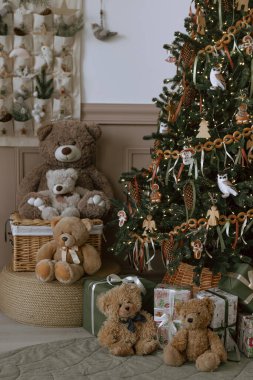 Noel ağacını hediyeler, oyuncaklar ve sıcak ışıklarla donatarak ev içinde doğal dekor ve tatil geleneğiyle sakin bir şenlik ortamı yarattı..