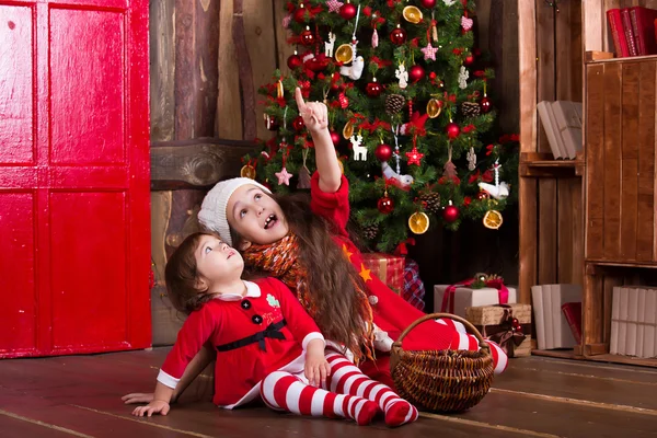 Dvě malé holčičky, zdobení vánočního stromku. Příprava na nový rok. Šťastná rodina — Stock fotografie