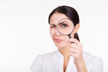 Güzel kız büyüteç ile arama. Beyaz arka plan