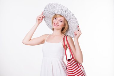 Kırmızı beyaz holding zarif şapkalı güzel kız çanta çıkardı. Gülümseyen kadın moda.