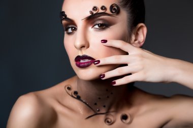 uzun kahverengi saçlı ve parlak makyaj güzel genç kadın portresi