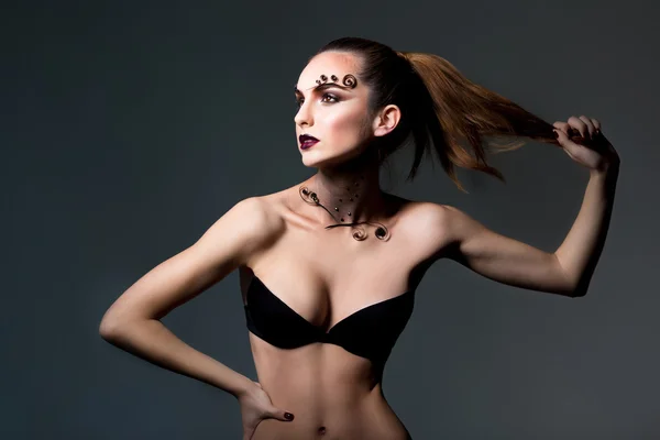 Modeporträt der schönen jungen Mädchen in Dessous mit perfekter Brust — Stockfoto